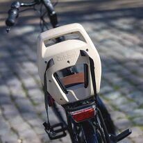 Bike seat QIBBEL Junior 6+ // with footrests and leg protectors, rack-mounted (beige)